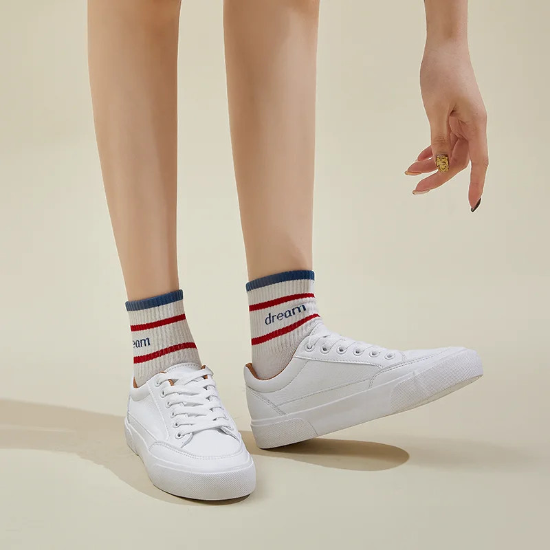 Moteriški sportbačiai Madingi moteriški batai Pavasario tendencija Laisvalaikio sportiniai batai moterims Nauji patogūs balti vulkanizuotos platformos batai