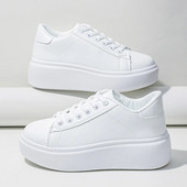 Uue stiili paksu tallaga liftiga vabaajaspordijalatsid mugava põhja ja valge värviga, mis sobivad lühikest kasvu naistele