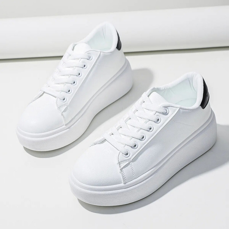 Uue stiili paksu tallaga liftiga vabaajaspordijalatsid mugava põhja ja valge värviga, mis sobivad lühikest kasvu naistele