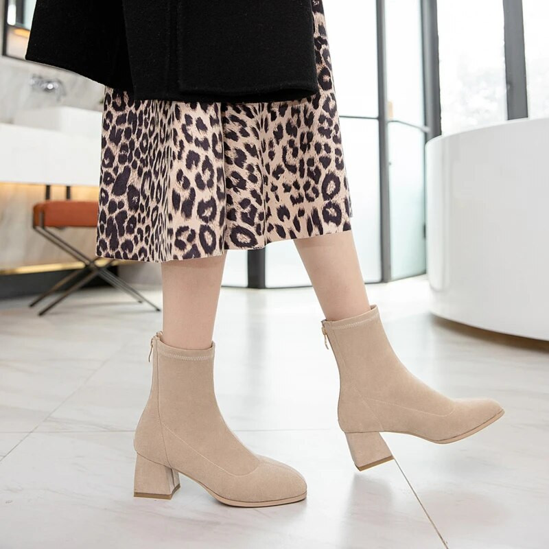 2023. aasta uued poolsaapad naistele Ruudukujulised moekingad Flock Talvised lühikesed saapad Tõmblukuga kandilised kontsad Mugavad naistekingad31-43