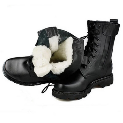 Moodsad meeste tõmblukuga saapad sõjaväe erijõudude lahingurongisaabas õues matkajalatsid, soojad villased talvejalatsid