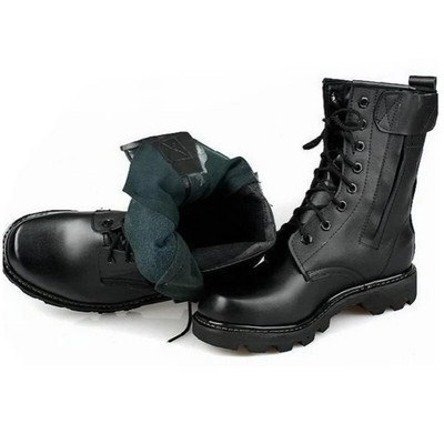 Moodsad meeste tõmblukuga saapad sõjaväe erijõudude lahingurongisaabas õues matkajalatsid, soojad villased talvejalatsid