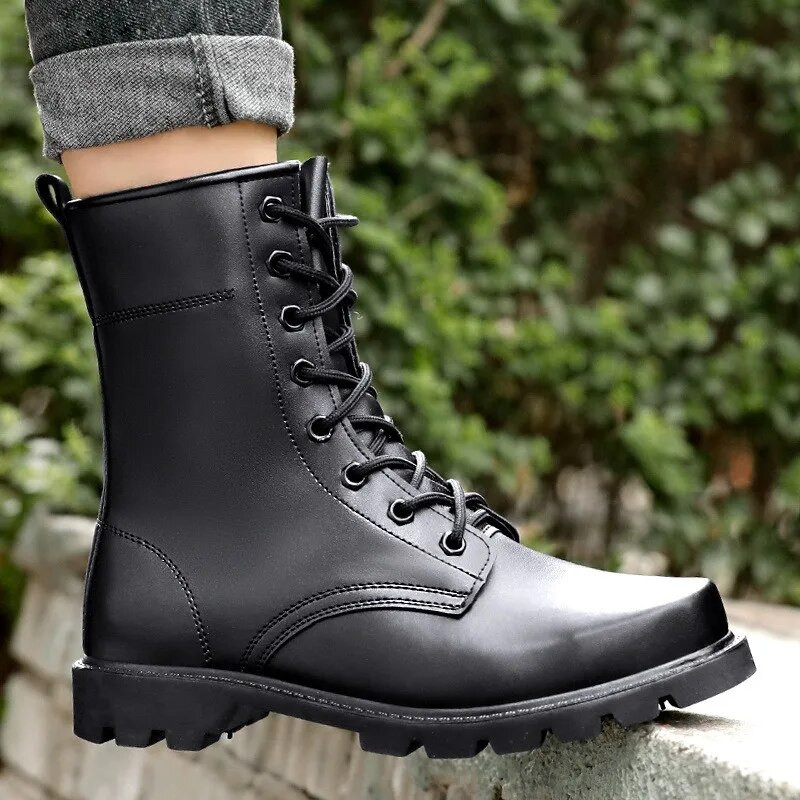 Moodsad meeste tõmblukuga saapad sõjaväe erijõudude lahingurongisaabas õues matkajalatsid, soojad villased talvejalatsid