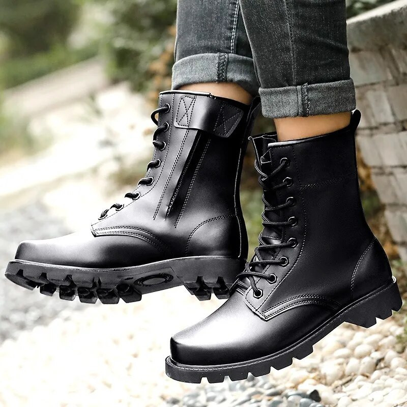 Moodsad meeste tõmblukuga saapad sõjaväe erijõudude lahingurongisaabas õues matkajalatsid, soojad villased talvejalatsid