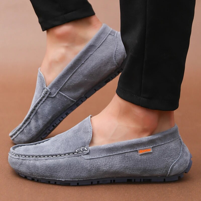 Νέα ανδρικά casual παπούτσια Μόδα καλοκαιρινά ανδρικά παπούτσια Suede δερμάτινα ανδρικά loafers μοκασίνια Μάρκα slip on ανδρικά επίπεδα παπούτσια οδήγησης Μαύρα