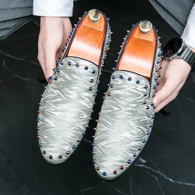 Нови мъжки заострени сребърни нитове лачени ежедневни обувки Мъжка официална сватбена рокля за завръщане у дома Sapato Social Masculino