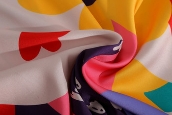 Пижами с многоцветни блокове и цветя, отпечатани в пачуърк, 2 бр. Есенна колекция 2023 г. Стилни и игриви дамски домашни дрехи
