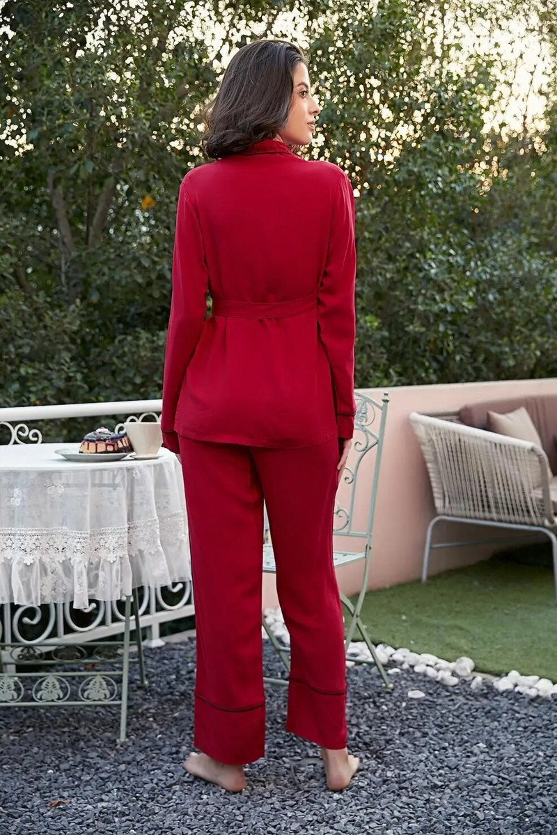 Raudonas vientisos spalvos moteriškas pižamų rinkinys, ilgos kelnės ir chalatas su juosmeniu diržu miegui.