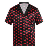 Vyriški kontrastingos spalvos širdelės raštais satininiai pižamos viršutiniai drabužiai trumpomis rankovėmis, užsegami miegui tinkantys marškinėliai, skirti namų drabužiams