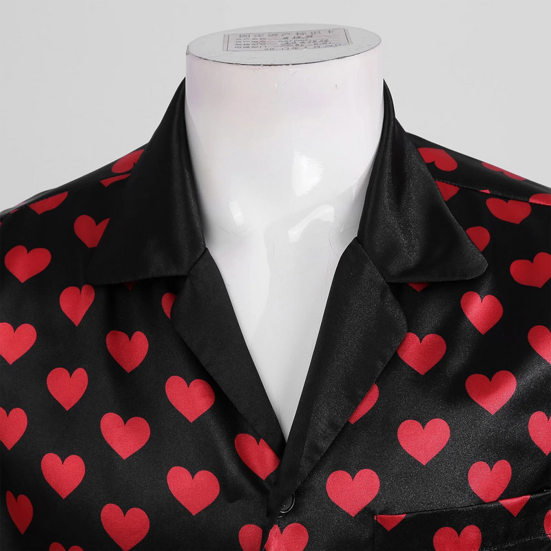 Vyriški kontrastingos spalvos širdelės raštais satininiai pižamos viršutiniai drabužiai trumpomis rankovėmis, užsegami miegui tinkantys marškinėliai, skirti namų drabužiams