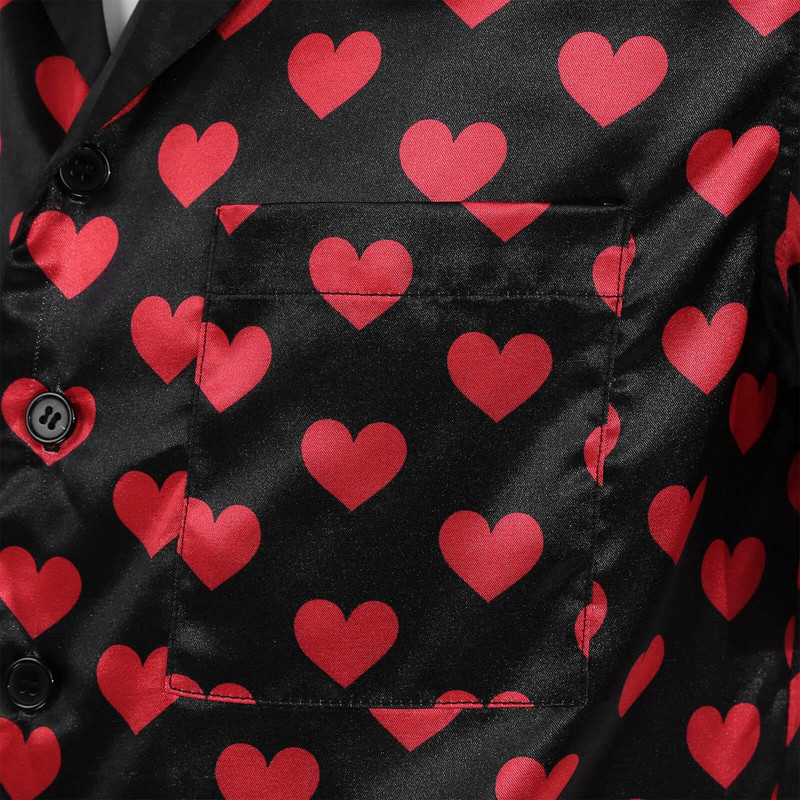 Vyriški kontrastingos spalvos širdelės raštais satininiai pižamos viršutiniai drabužiai trumpomis rankovėmis, užsegami miegui tinkantys marškinėliai, skirti namų drabužiams