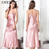 Seksuali naktinė moteris, kelnaitės, naktinis marškinys be nugaros.