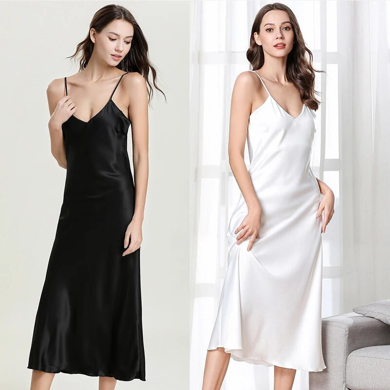 Seksuali naktinė moteris, kelnaitės, naktinis marškinys be nugaros.