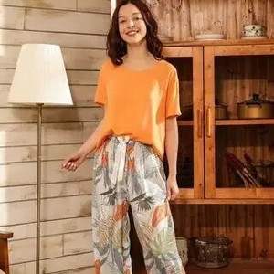 2023. aasta suvi, uued naiste V-kaelusega lehtedega trükitud pidžaamakomplekt Naiste mugavus, lihtsas stiilis magamisriided lahtised pehmed vabaajarõivad kodurõivad