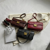 Naiste käekott 2023 uusima trendiga naiste ristkehaga kott Disainer soliidne kett Vintage Elegance Nahast luksusliku disainiga naiste rahakotid