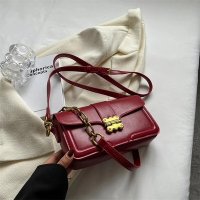 Naiste käekott 2023 uusima trendiga naiste ristkehaga kott Disainer soliidne kett Vintage Elegance Nahast luksusliku disainiga naiste rahakotid