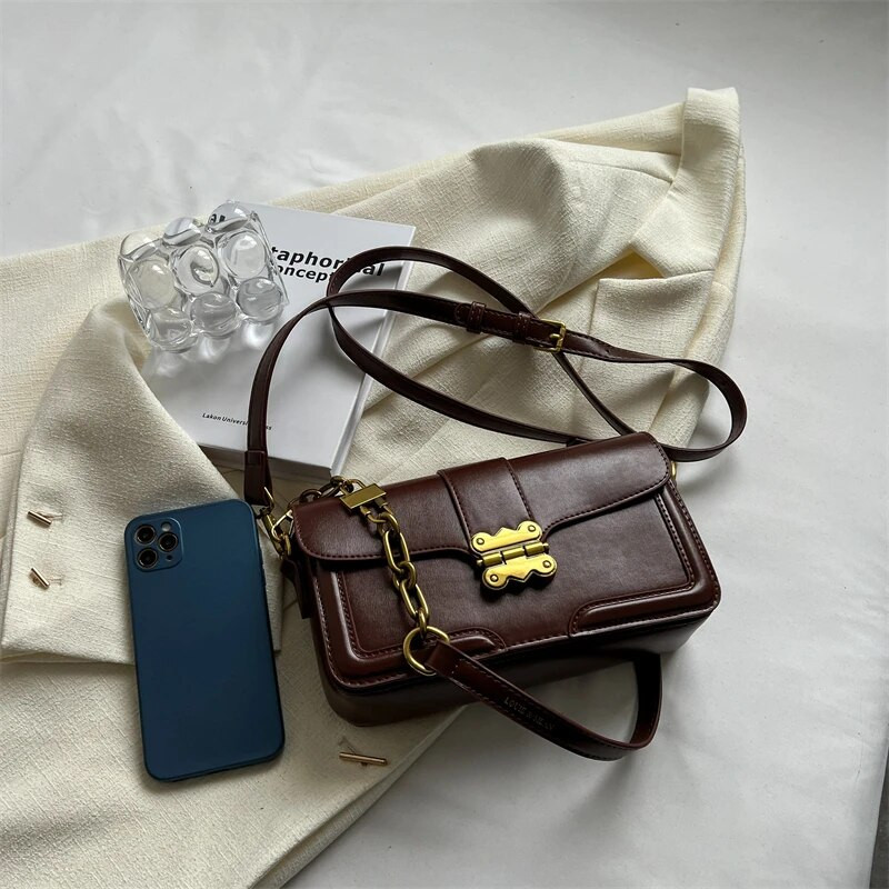 Naiste käekott 2023 uusima trendiga naiste ristkehaga kott Disainer soliidne kett Vintage Elegance Nahast luksusliku disainiga naiste rahakotid