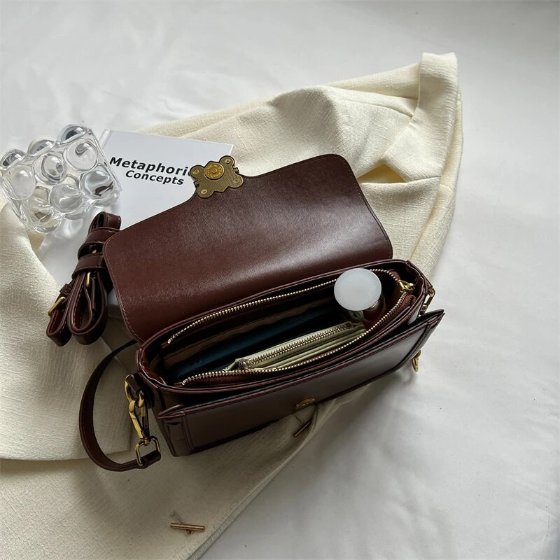 Naiste käekott 2023 uusima trendiga naiste ristkehaga kott Disainer soliidne kett Vintage Elegance Nahast luksusliku disainiga naiste rahakotid