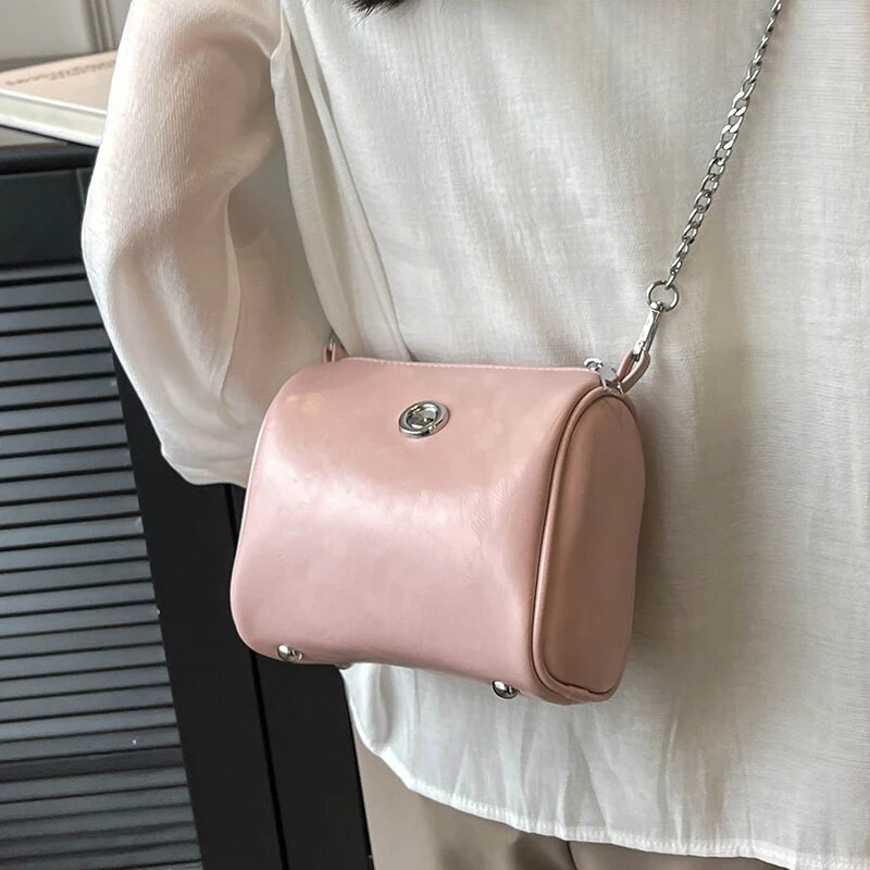 Slatka ljetna modna lančana jastučna torba preko ramena 2023., luksuzna dizajnerska nova mala ženska torbica na rame, ležerne PU ručne torbice jednostavnog stila