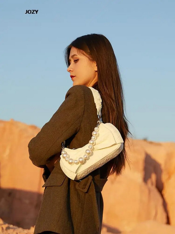 2023 m. Nauji vasaros lanko perlų grandinėlės pečių krepšiai moterims Prabangios dizainerio laisvalaikio Crossbody mielos mados universalios rankinės vakarėlis