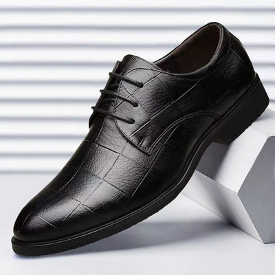 Kuumad meeste nahast kingad Mood Meeste vabaajajalatsid Uued mugavad õues kasutatavad sõidujalatsid meestele Zapatos Para Hombres nööriga meeste kingad