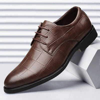 Kuumad meeste nahast kingad Mood Meeste vabaajajalatsid Uued mugavad õues kasutatavad sõidujalatsid meestele Zapatos Para Hombres nööriga meeste kingad