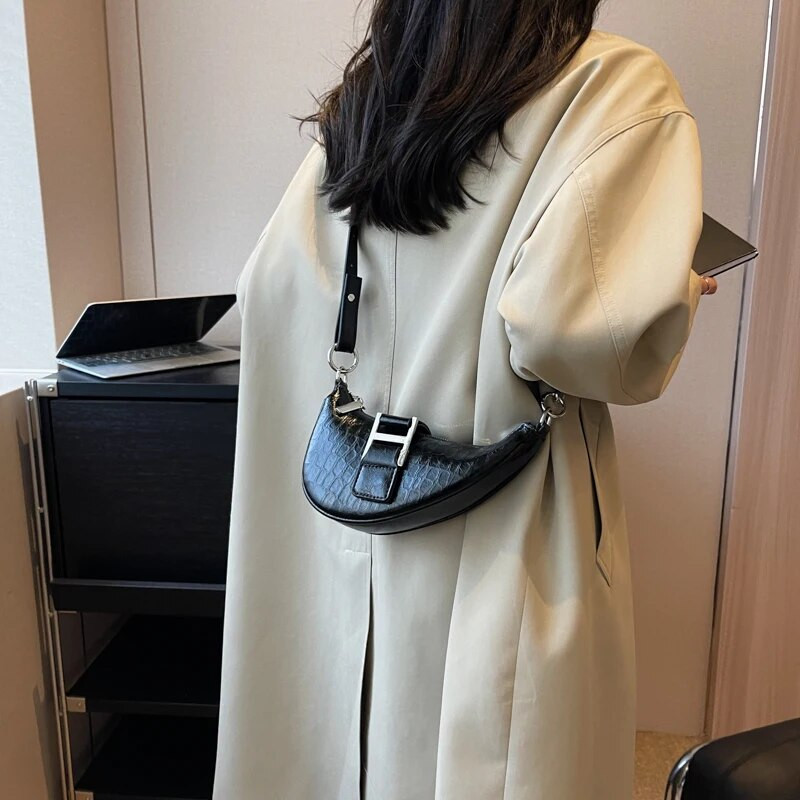 LEFTSIDE Crossbody kotid naistele, 2023. aasta trend, uus Korea mood, hõbedane PU-nahast minikäekotid, sadula-kaenlaaukott