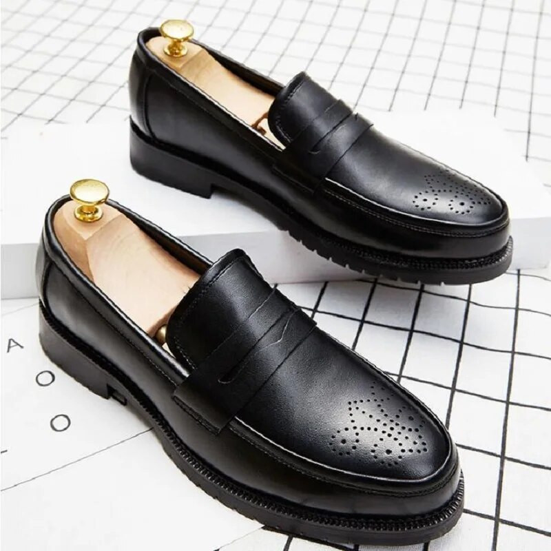 Luksuzne mokasine Muške cipele za slobodno vrijeme Naklizane kožne brogue svečane cipele Carving Loafer Mekane cipele za vožnju Da07