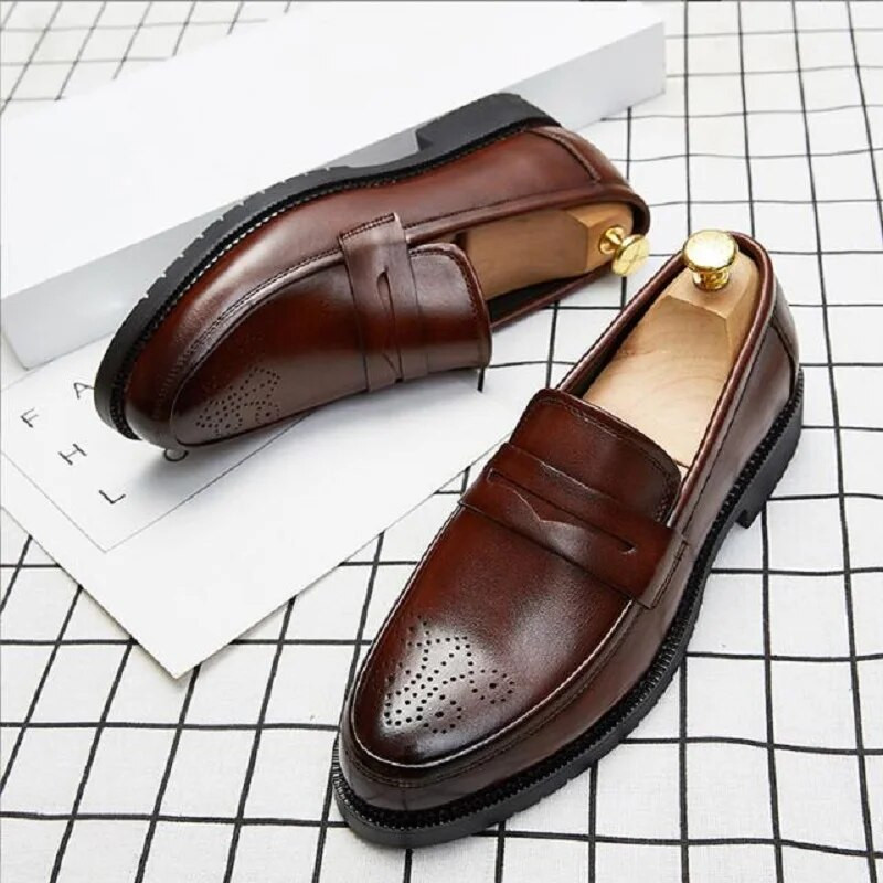 Luksuzne mokasine Muške cipele za slobodno vrijeme Naklizane kožne brogue svečane cipele Carving Loafer Mekane cipele za vožnju Da07