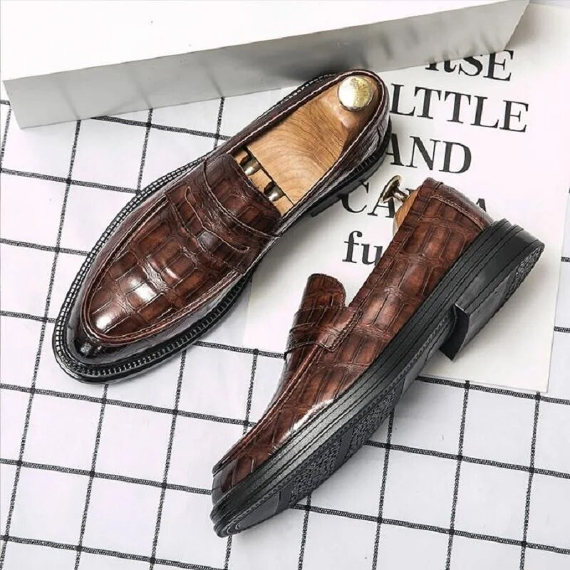 Poslovne formalne kožne cipele Muške britanske stilske trendove Korejska verzija Ležerne muške cipele s debelim potplatom Tide D2H17