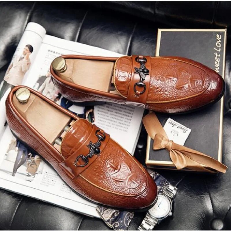 Fashion Trend Meeste mokassiinid Hingavad vabaajajalatsid Loafers Ametlik Nahk Meestele Äriline terava otsaga Meeste Luksuslik Käsitsi valmistatud Da36