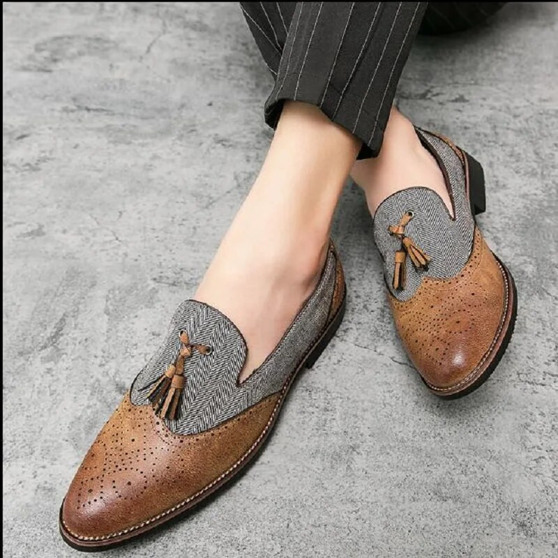 Δερμάτινα παπούτσια για άνδρες με φούντα Casual Brogue Flats σκαλιστά ανδρικά παπούτσια φόρεμα Αγγλίας Ανδρικά παπούτσια Loafers Dropshipping 1A24