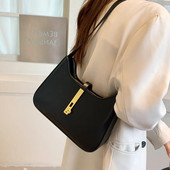 „Toptrends“ moteriškos 2023 m. „Trend Designer“ PU odos „Half Moon Artpit“ moteriškos rankinės ir piniginė juodai balta