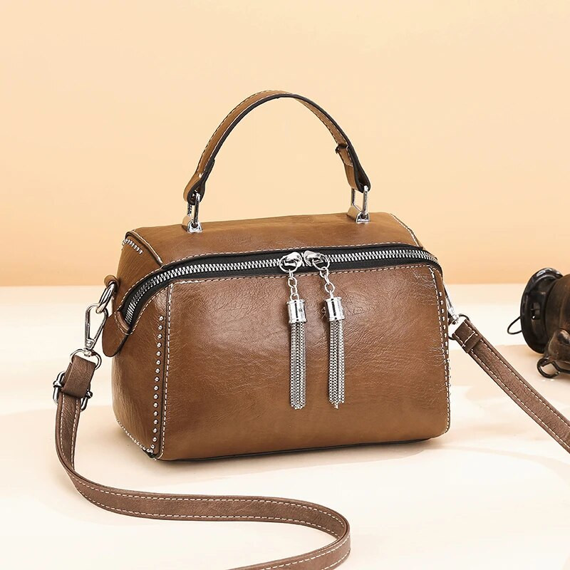 Marka Ženske kožne ručne torbe Modna ženska torba sa zakovicama Višebojne torbe velikog kapaciteta za žene Nova luksuzna torba na rame