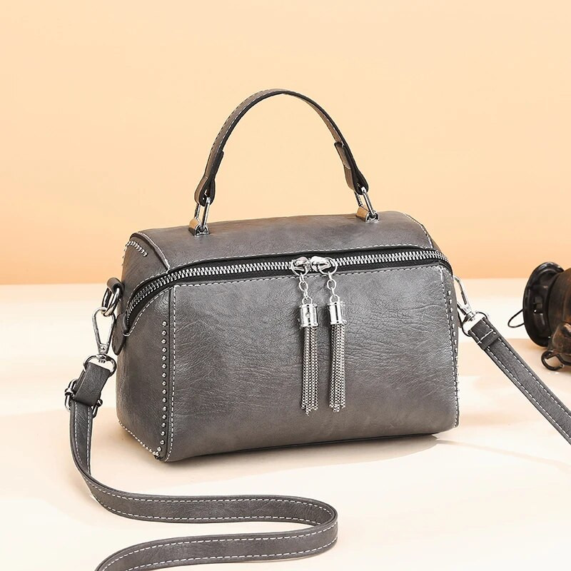 Marka Ženske kožne ručne torbe Modna ženska torba sa zakovicama Višebojne torbe velikog kapaciteta za žene Nova luksuzna torba na rame