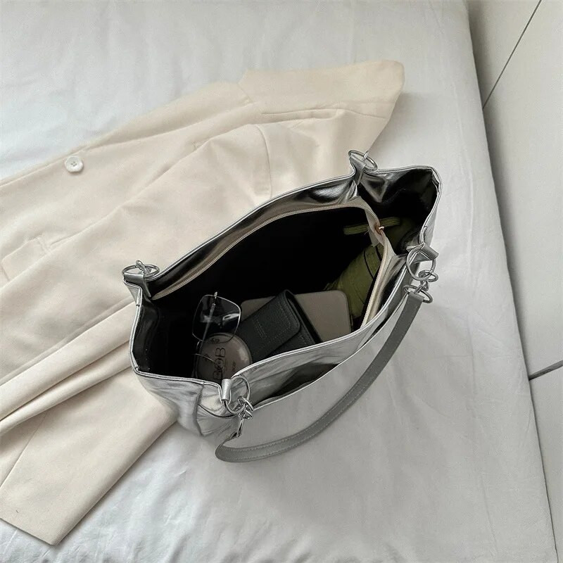 Γυναικείες γυναικείες τσάντες 2023 Νέες τσάντες ώμου μεγάλης χωρητικότητας Υφή φωτεινές δερμάτινες τσάντες τσάντες με αλυσίδα Κομψές τσάντες