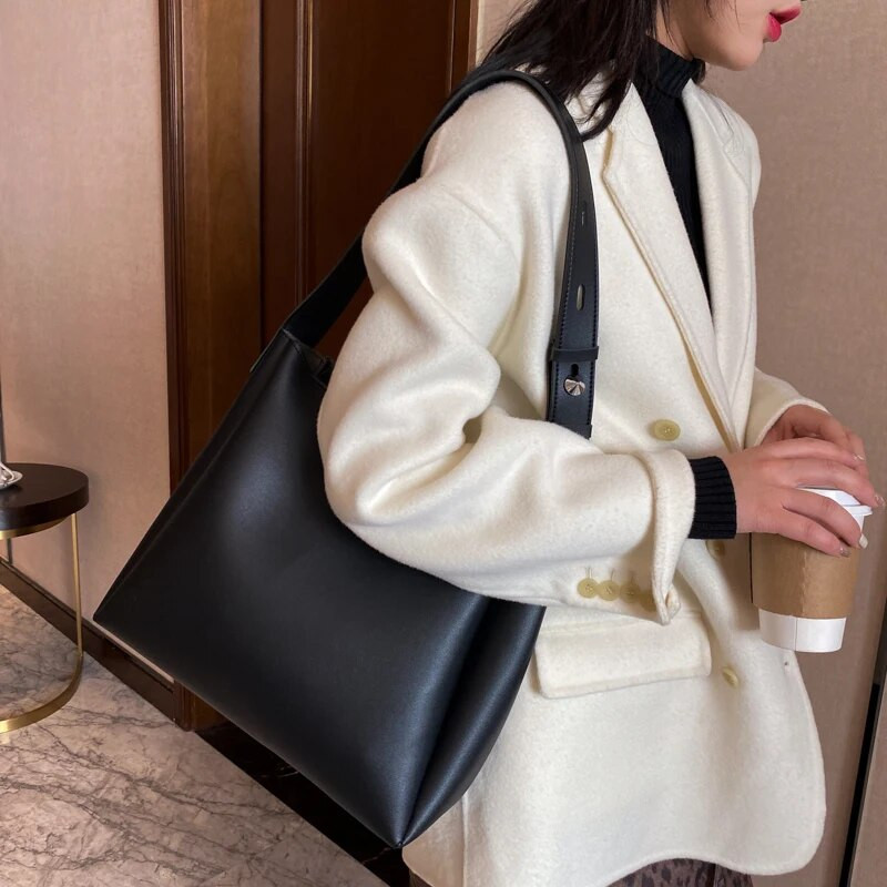 Izpārdošanas sieviešu rokassomiņas 2 gab