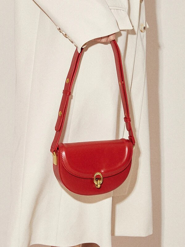 Jaunas vienkārša stila seglu krustveida somas sievietēm 2023. gada luksusa dizaineru vasaras ikdienas plecu somas Klasiski, moderni ādas somiņas