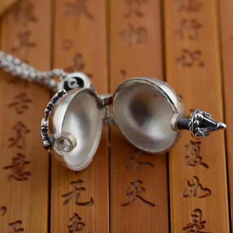 „Gawu Box“ pakabukas gali būti atidarytas „Vajra Pestle“ šešių simbolių raštai, išraižyti raudonu cirkoniu inkrustuoti retro budistų amuletų papuošalai