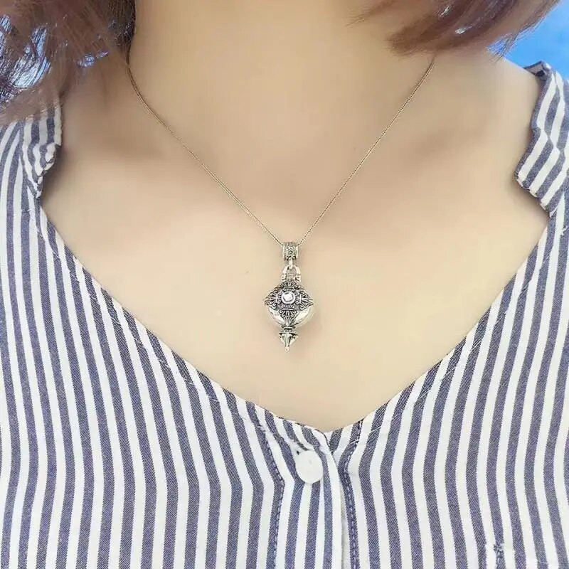 „Gawu Box“ pakabukas gali būti atidarytas „Vajra Pestle“ šešių simbolių raštai, išraižyti raudonu cirkoniu inkrustuoti retro budistų amuletų papuošalai