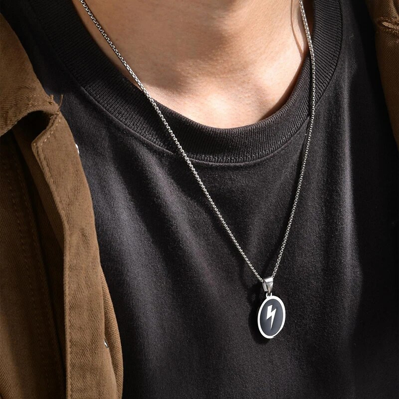 Stilingi žaibo pakabukai vyrams vyriški minimalistiniai juodi ovalūs nerūdijančio plieno vandeniui atsparūs apykaklės dovanos madingi nauji papuošalai