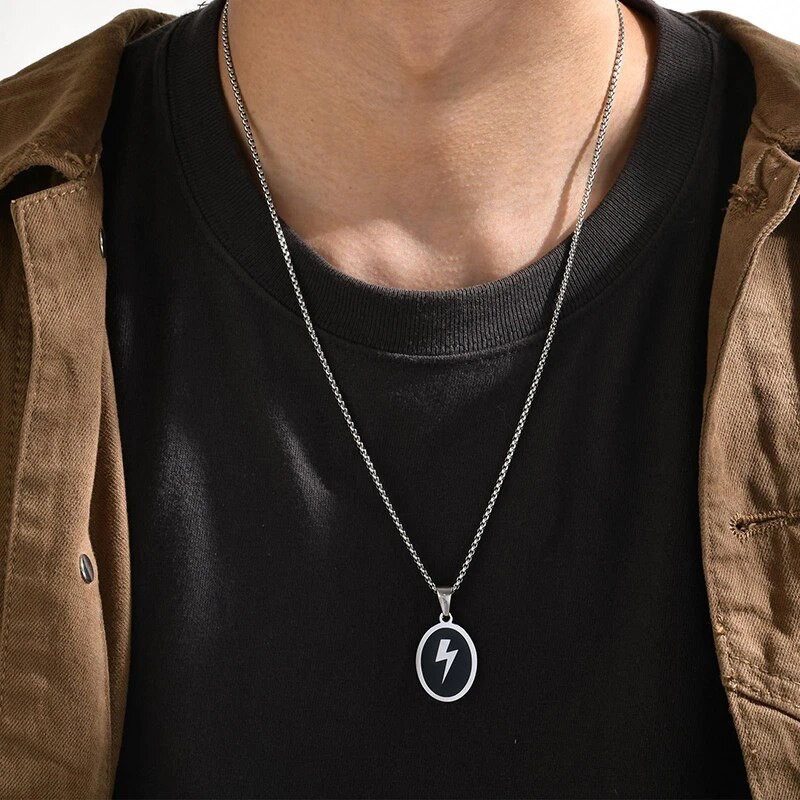 Stilingi žaibo pakabukai vyrams vyriški minimalistiniai juodi ovalūs nerūdijančio plieno vandeniui atsparūs apykaklės dovanos madingi nauji papuošalai