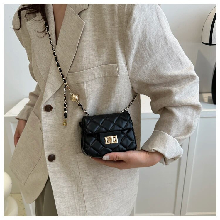 Uus suvemood Trendikas Crossbody kott Lihtne vabaaja väike kandiline kott Naiste õrn elegantne rombikujuline lukuga pandlaga naiste kott