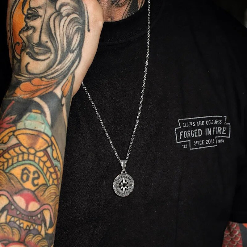Meeste kompassi ripatsiga kaelakeed põhjatähe keskel, veekindel roostevabast terasest geomeetriline krae