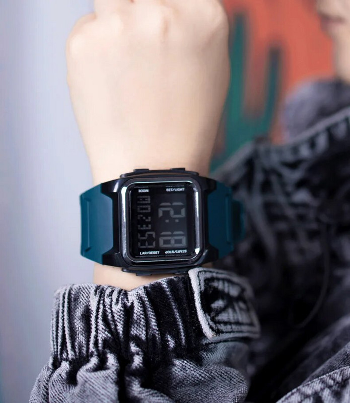 YIKAZE meeste digitaalne käekell 50M veekindel meeste spordikell Retro multifunktsionaalne sõjaväe äratuskell LED-käekell kingituseks meestele