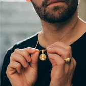 Vyriški pakabukas karoliai, paauksuotas reljefinis spinduliavimo apvalus disko pakabukas, nerūdijančio plieno "Sunburst" žavūs karoliai