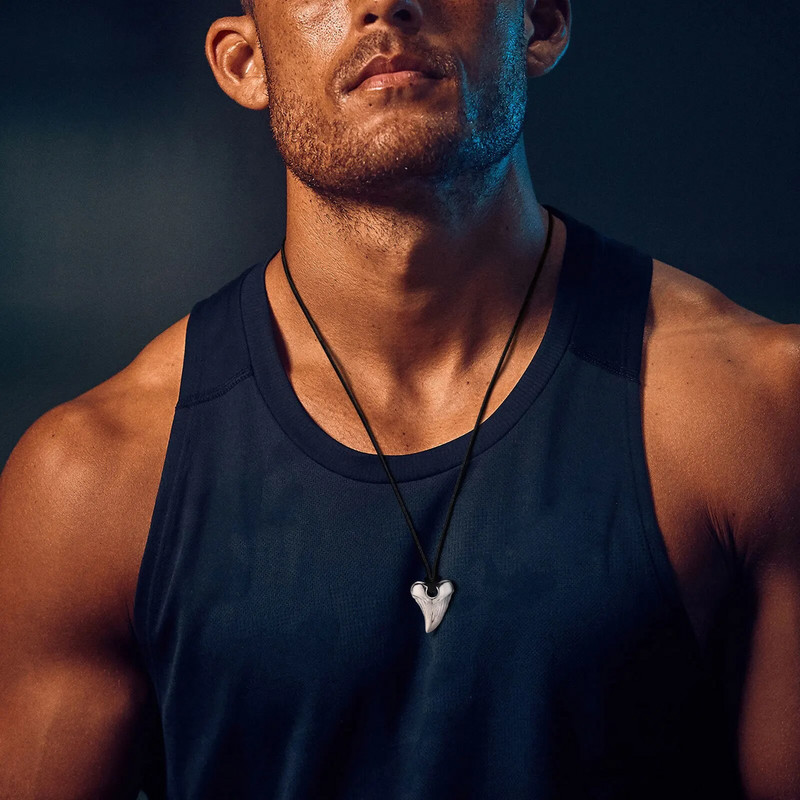 Meeste lahedad punk-haihammastega kaelakeed, veekindel roostevabast terasest loomahammaste ripatskrae, reguleeritav musta värvi köiskett