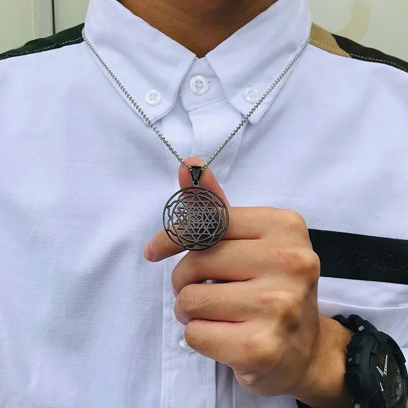 Vyriški Sri Yantra Mandala pakabukas karoliai juodos spalvos Lucky Charm nerūdijančio plieno palaimintieji dvasiniai papuošalai, 24 coliai