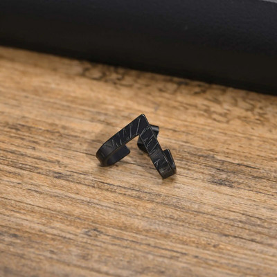 Vnox Retro Dragon Head Huggie, vanaaegsed roostevabast terasest meeste kõrvarõngad, lahedad traditsioonilised Hiina Lucky Almut Boy ehted