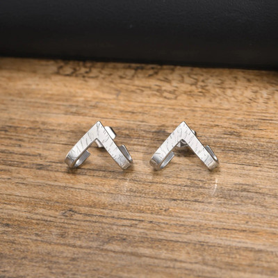 Vnox Retro Dragon Head Huggie, vanaaegsed roostevabast terasest meeste kõrvarõngad, lahedad traditsioonilised Hiina Lucky Almut Boy ehted